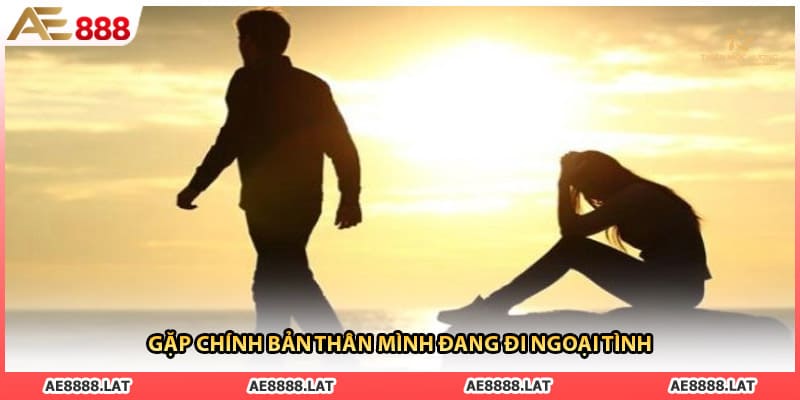 Gặp chính bản thân mình đang đi ngoại tình